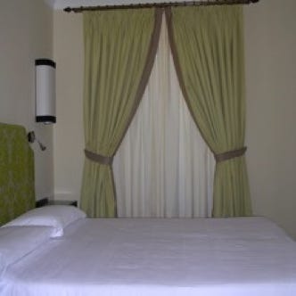 Tenda clessica con sopratenda ripresa e scorritenda finitura bronzo